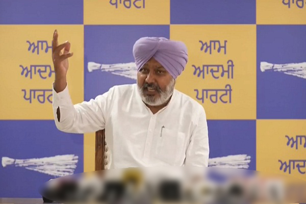 ਹਰਪਾਲ ਚੀਮਾ ਨੇ ਕਾਂਗਰਸ ''ਤੇ ਵਿੰਨ੍ਹਿਆ ਨਿਸ਼ਾਨਾ, ਪਾਰਟੀ ''ਤੇ ਲਾਏ ਵੱਡੇ ਇਲਜ਼ਾਮ (ਵੀਡੀਓ)