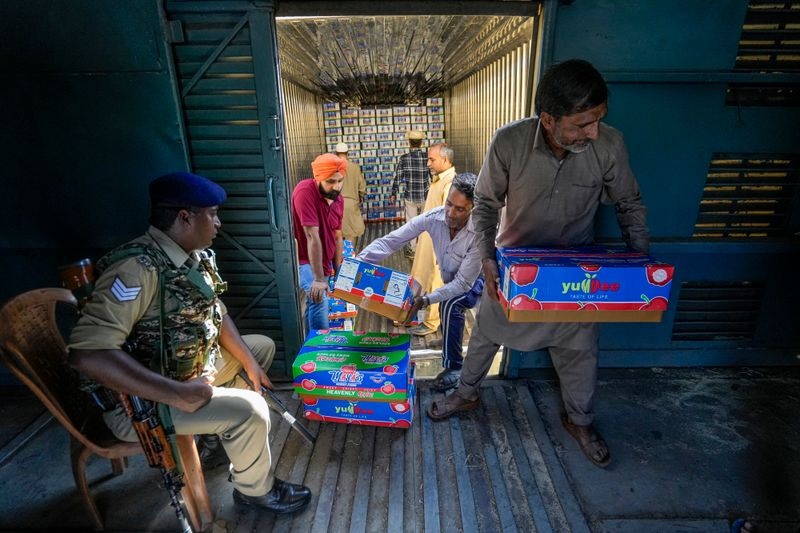 23 ਘੰਟੇ ''ਚ ਦਿੱਲੀ ਪਹੁੰਚਣਗੇ ਕਸ਼ਮੀਰ ਦੇ ਸੇਬ, ਜੰਮੂ ਤੋਂ ਰਵਾਨਾ ਹੋਣਗੀਆਂ ਦੋ ਰੇਲਵੇ ਪਾਰਸਲ ਵੈਨਾਂ