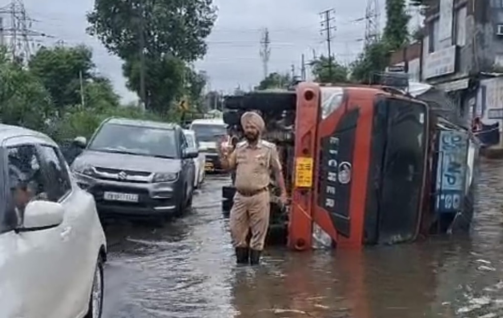 ਲਗਾਤਾਰ ਹੋ ਰਹੀ ਬਾਰਿਸ਼ ਵਿਚਾਲੇ ਸੜਕ ''ਤੇ ਪਲਟਿਆ ਟਰੱਕ, ਆਵਾਜਾਈ ਪ੍ਰਭਾਵਿਤ