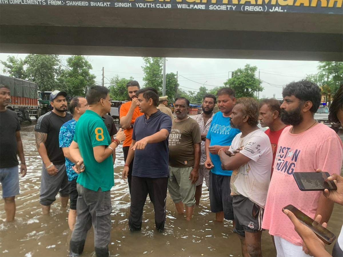 ਜਲੰਧਰ ਵਾਸੀਆਂ ਲਈ ਵਟਸਐਪ ਨੰਬਰ ਜਾਰੀ, ਮੀਂਹ ਵਿਚਾਲੇ DC ਹਿਮਾਂਸ਼ੂ ਨੇ ਸ਼ਹਿਰ ਦਾ ਕੀਤਾ ਦੌਰਾ