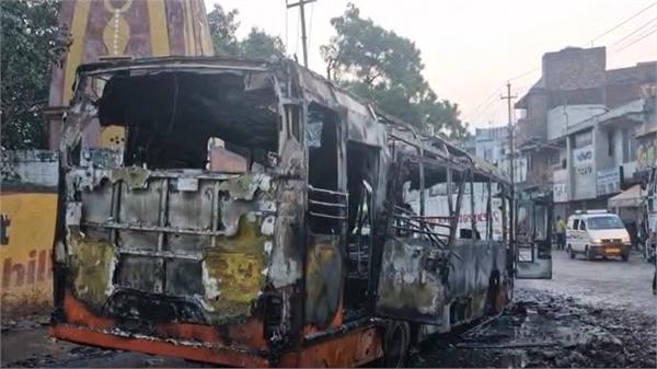 a private bus caught fire in noida  burning to ashes 