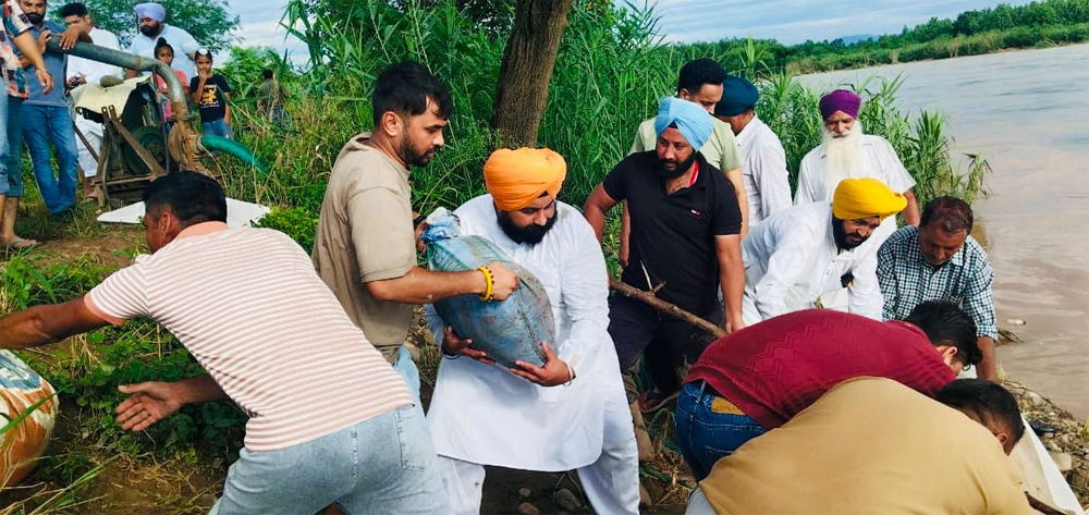 ਪੰਜਾਬ ''ਚ ਹੜ੍ਹਾਂ ਕਾਰਨ ਤਬਾਹੀ! ਹੜ੍ਹ ਤ੍ਰਾਸਦੀ ਦੌਰਾਨ ਲੋਕ ਨਾਇਕ ਸਾਬਤ ਹੋਏ ਮੰਤਰੀ ਹਰਜੋਤ ਸਿੰਘ ਬੈਂਸ