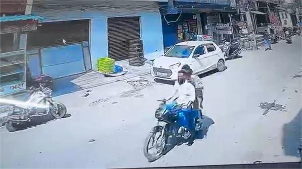 robbers who snatched woman  s earrings at gunpoint face police