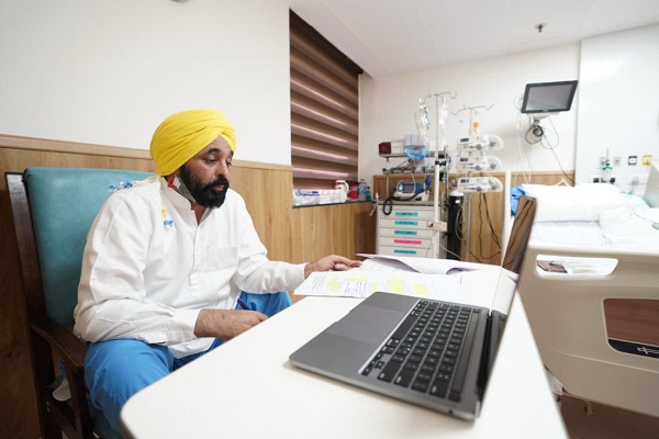 CM ਮਾਨ ਨੇ ਹਸਪਤਾਲ ਤੋਂ ਕੀਤੀ ਕੈਬਨਿਟ ਮੀਟਿੰਗ, ਪਹਿਲੀਆਂ ਤਸਵੀਰਾਂ ਆਈਆਂ ਸਾਹਮਣੇ