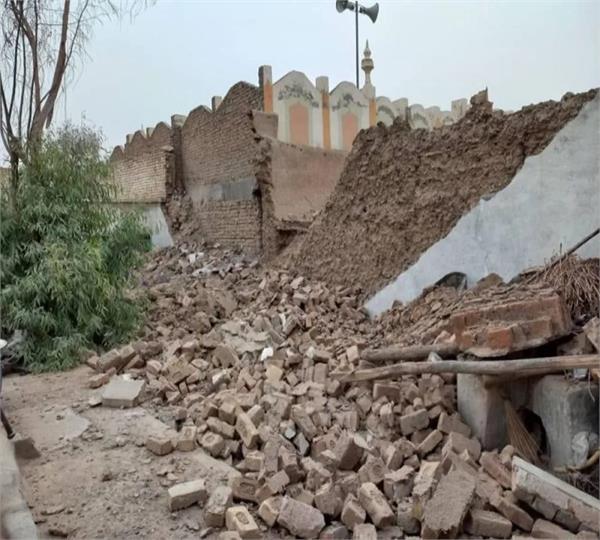 house wall collapse people dead