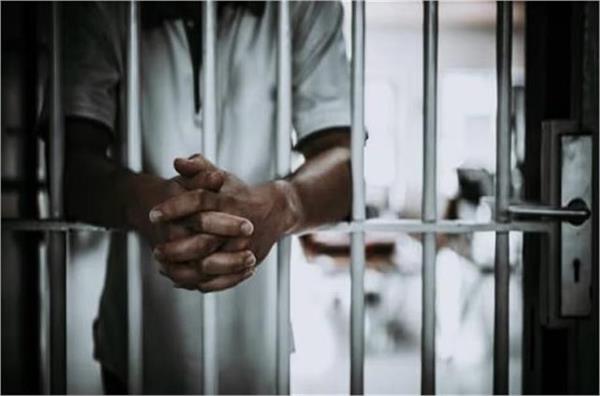 prisoner commits suicide by hanging himself from a tree