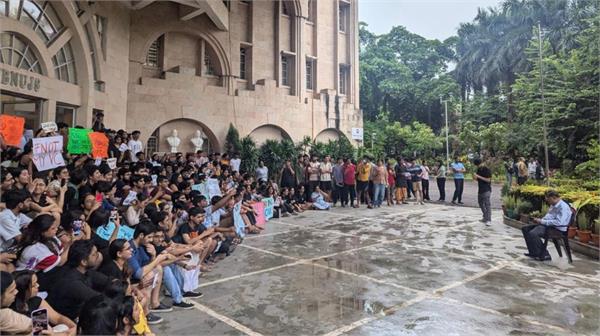 students adamant on demanding removal of vice chancellor