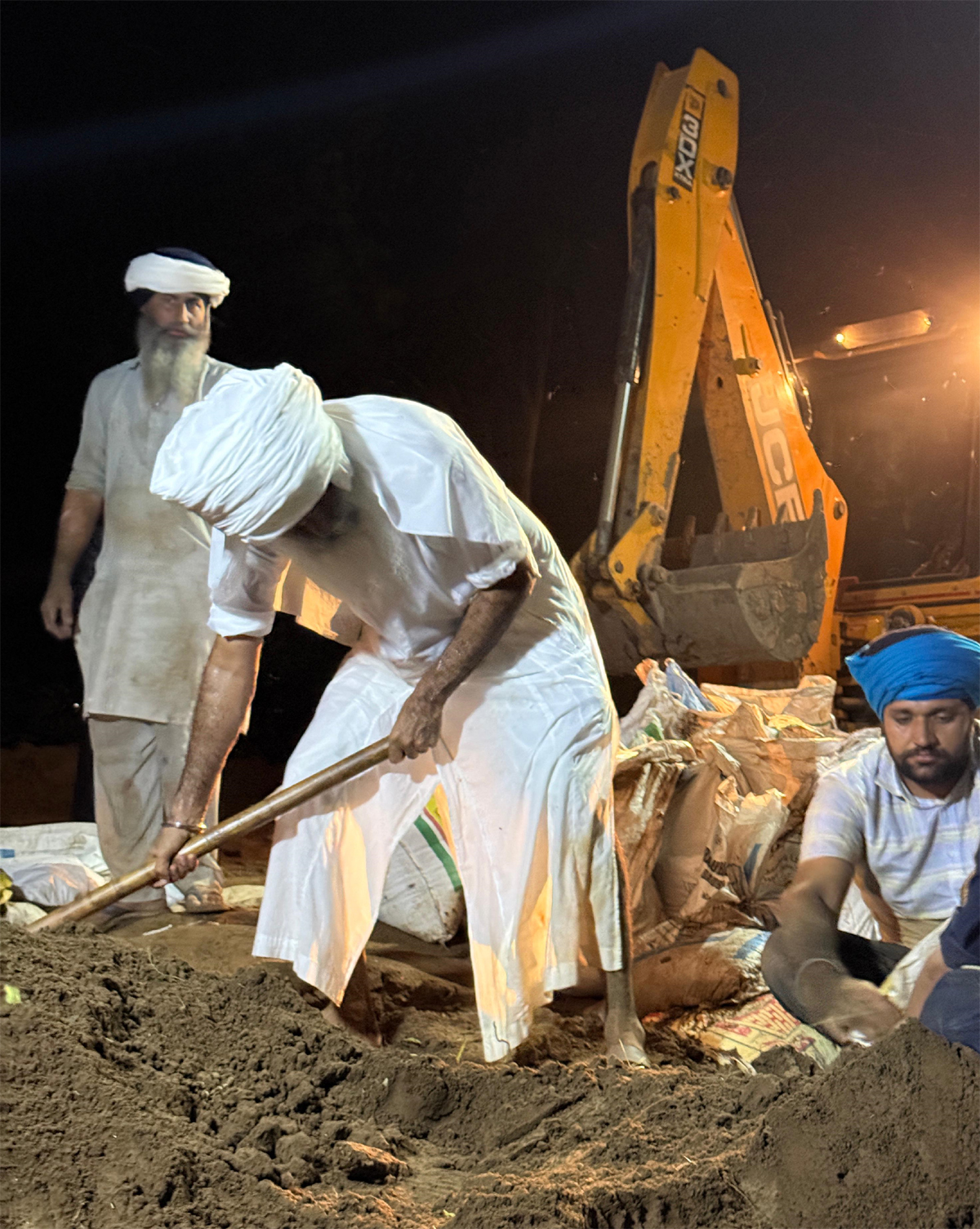 ਰਾਵੀ ਦਰਿਆ ਦੇ ਧੁੱਸੀ ਬੰਨ੍ਹ ’ਚ ਪਏ 2 ਪਾੜ ਪੂਰੇ, ਤੀਸਰੇ ਦੀ ਸੇਵਾ ਜਾਰੀ