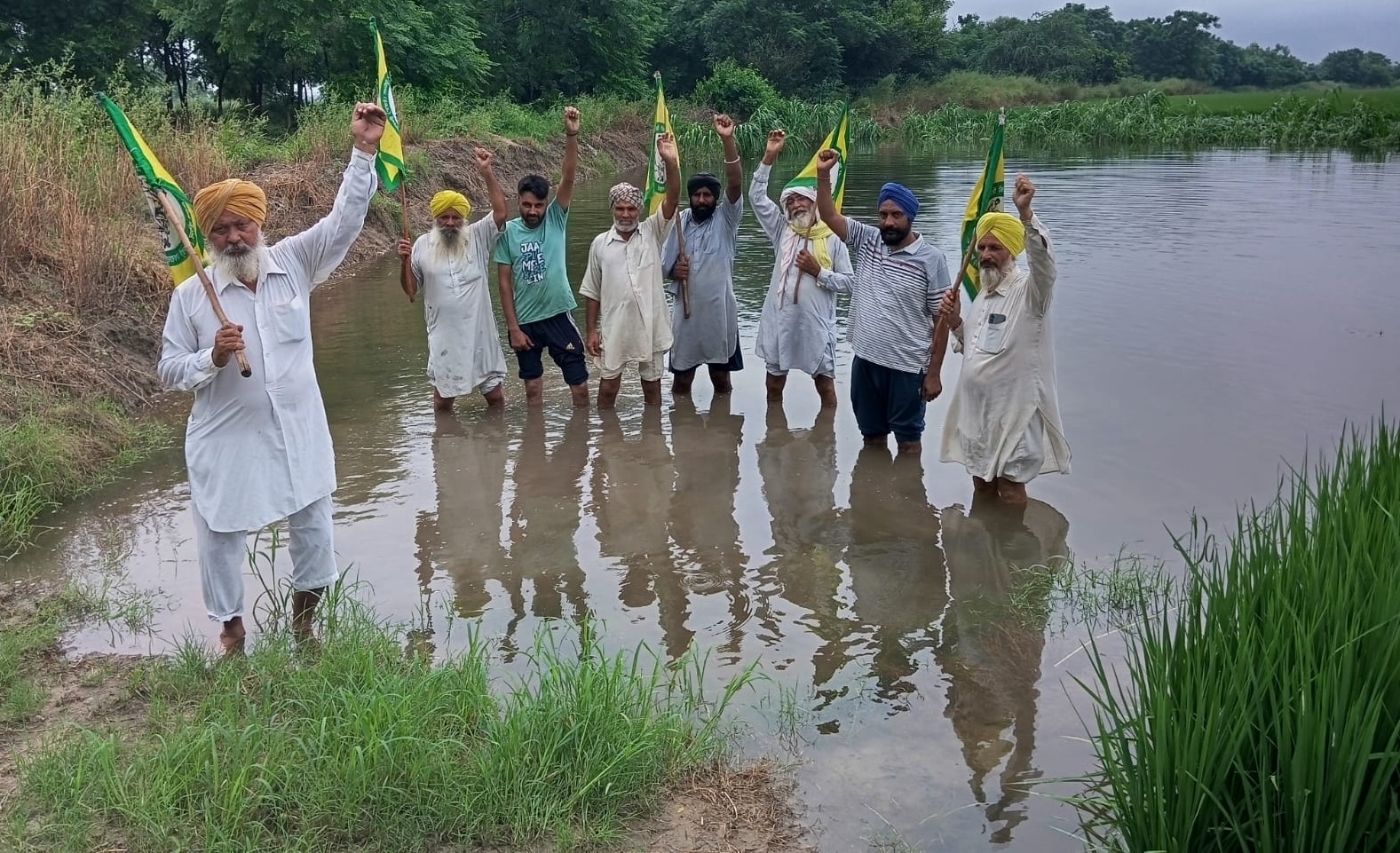 ਓਵਰਫ਼ਲੋ ਹੋ ਗਈ ਅਪਲਸਾੜਾ ਡਰੇਨ! 100 ਏਕੜ ਫ਼ਸਲ ''ਤੇ ਮੰਡਰਾਇਆ ਖ਼ਤਰਾ
