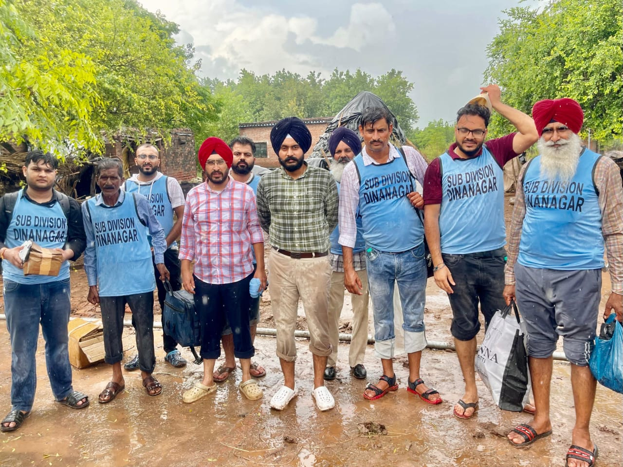 SDM ਜਸਪਿੰਦਰ ਸਿੰਘ ਦੀ ਅਗਵਾਈ ਹੇਠ ਦੀਨਾਨਗਰ ਤਹਿਸੀਲ ਦੇ ਹੜ੍ਹ ਪ੍ਰਭਾਵਿਤ ਖੇਤਰਾਂ ''ਚ ਰਾਹਤ ਕਾਰਜ ਜਾਰੀ