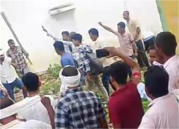 fight between farmers over fertilizer