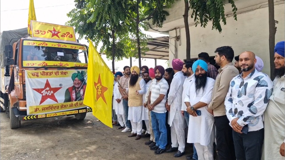 ਜਸਵਿੰਦਰ ਭੱਲਾ ਦੀ ਯਾਦ ''ਚ ਹੜ੍ਹ ਪੀੜਤਾਂ ਲਈ ਭੇਜੀ ਚਾਰ ਟਰੱਕ ਫੀਡ