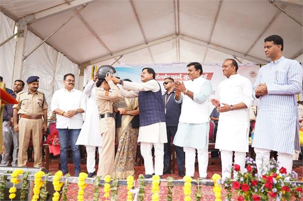 cm mohan yadav free helmets