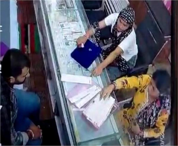 women came to the jewelry shop as customers and committed the crime