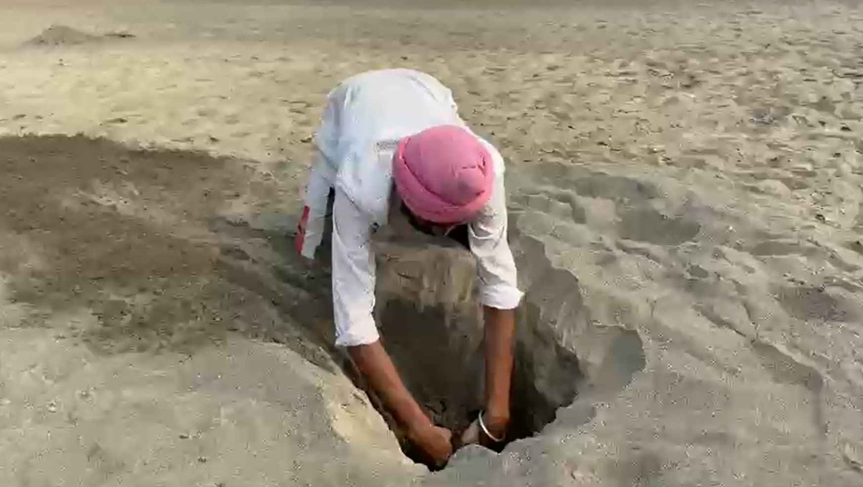 ਹੜ੍ਹਾਂ ਮਗਰੋਂ ਪਠਾਨਕੋਟ ''ਚ ਤਬਾਹੀ ਦਾ ਮੰਜਰ, ਪੀੜਤ ਲੋਕ ਰੇਤਾਂ ਖੋਦ ਕੇ ਲੱਭ ਰਹੇ ਘਰ
