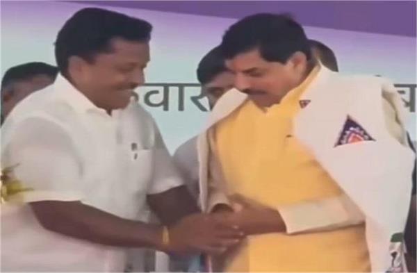 mla welcomed mohan yadav with a gold ring
