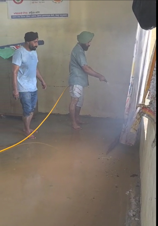 ਪੰਜਾਬ ''ਚ ਹੜ੍ਹਾਂ ਮਗਰੋਂ ਸਕੂਲਾਂ ''ਚੋਂ ਗਾਰ ਕੱਢਣ ਲਈ ਸਰਕਾਰੀ ਅਧਿਆਪਕਾਂ ਨੇ ਸਾਂਭਿਆ ਮੋਰਚਾ (ਵੀਡੀਓ)