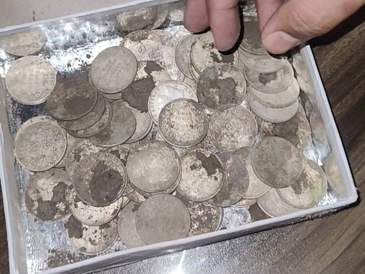 ਖੁਦਾਈ ਦੌਰਾਨ ਮਜ਼ਦੂਰਾਂ ਨੂੰ ਮਿਲੇ 75 ਚਾਂਦੀ ਦੇ ਸਿੱਕੇ, ਹੋਈ ਝੜਪ, ਪੁਲਸ ਨੇ ਕੀਤੇ ਜ਼ਬਤ