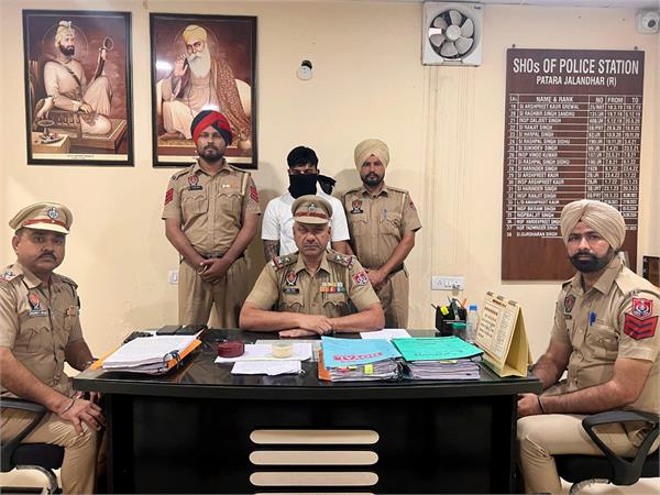 smuggler arrested with heroin kept in car dashboard