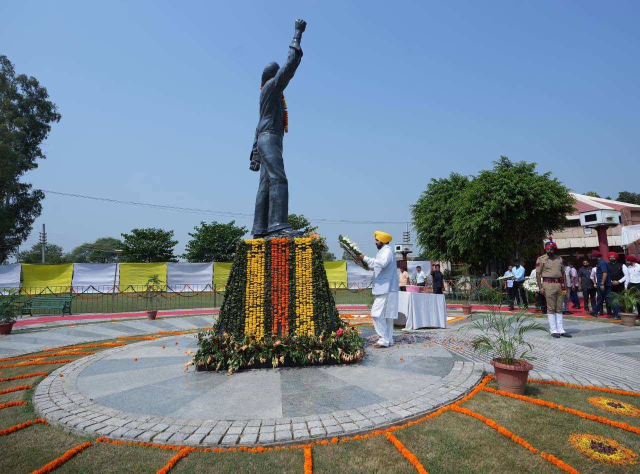 ਖਟਕੜ ਕਲਾਂ ਪਹੁੰਚੇ CM ਮਾਨ, ਸਰਦਾਰ ਭਗਤ ਸਿੰਘ ਦੀ ਜਨਮ ਵਰ੍ਹੇਗੰਢ ਮੌਕੇ ਭੇਟ ਕੀਤੇ ਸ਼ਰਧਾ ਦੇ ਫੁੱਲ