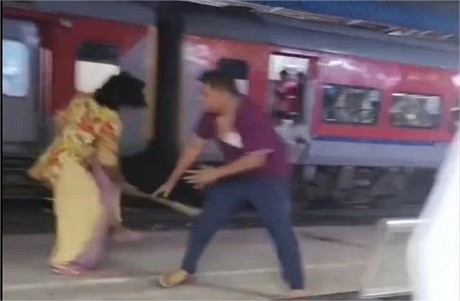 Video : ਰੇਲਵੇ ਸਟੇਸ਼ਨ ''ਤੇ ਲੋਕਾਂ ਤੋਂ ਪੈਸੇ ਮੰਗਣ ਤੋਂ ਪਿਆ ਰੌਲਾ, ਕਿੰਨਰਾਂ ਨੇ RPF ਇੰਸਪੈਕਟਰ ਦੌੜਾ-ਦੌੜਾ ਕੇ ਕੁੱਟਿਆ