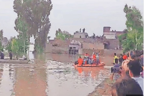 ਲੋਕਾਂ ਨੂੰ ਸੁਰੱਖਿਅਤ ਥਾਵਾਂ ''ਤੇ ਆਉਣ ਦੀ ਅਪੀਲ, ਲਗਾਤਾਰ ਵੰਡੀ ਜਾ ਰਹੀ ਰਾਹਤ ਸਮੱਗਰੀ