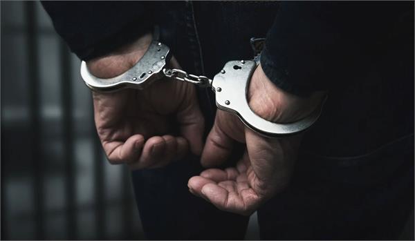 mehrauli police arrested a notorious criminal with an illegal pistol