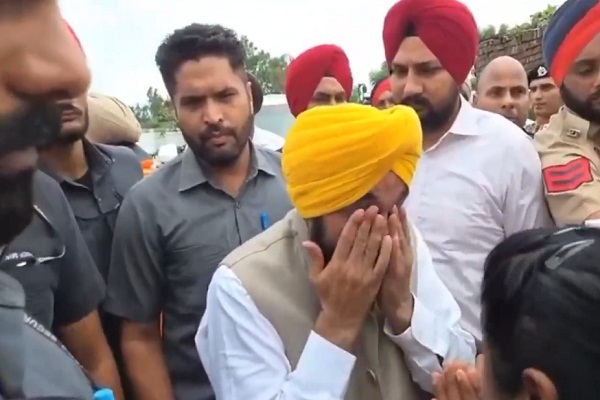 ਹੜ੍ਹ ਪੀੜਤਾਂ ਦਾ ਹਾਲ ਦੇਖ CM ਮਾਨ ਦੀਆਂ ਅੱਖਾਂ ''ਚ ਵੀ ਆ ਗਏ ਹੰਝੂ, ਲੋਕਾਂ ਨੂੰ ਦਿੱਤਾ ਹੌਂਸਲਾ (ਵੀਡੀਓ)