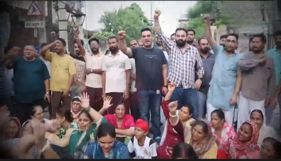 3 ਦਿਨਾਂ ਤੋਂ ਬਿਜਲੀ ਕੱਟ ਕਾਰਨ ਭੜਕੇ ਲੋਕ! ਪਾਵਰਕਾਮ ਖ਼ਿਲਾਫ਼ ਦਿੱਤਾ ਧਰਨਾ