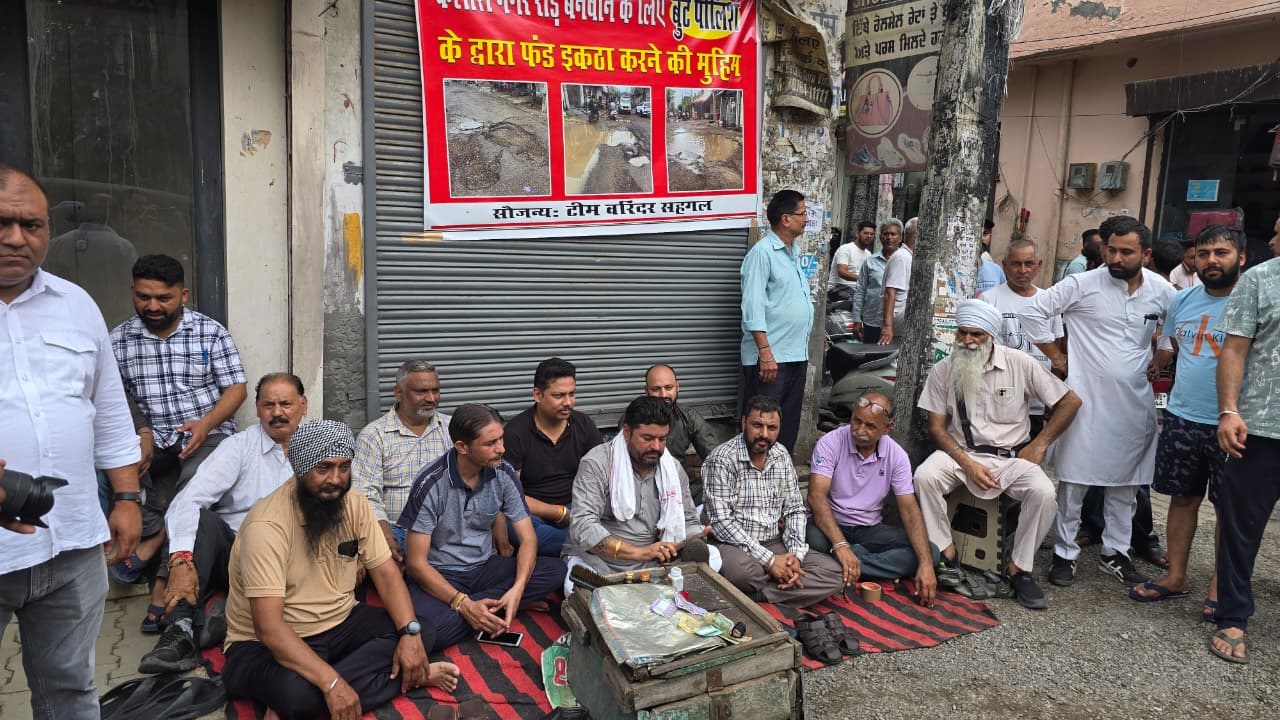 ਗਾਂਧੀਗਿਰੀ ਜ਼ਿੰਦਾਬਾਦ! ਲੋਕਾਂ ਨੇ ਬੂਟ ਪਾਲਸ਼ ਕਰ ਇਕੱਠੇ ਕੀਤੇ ਸੜਕ ਰਿਪੇਅਰ ਦੇ ਪੈਸੇ