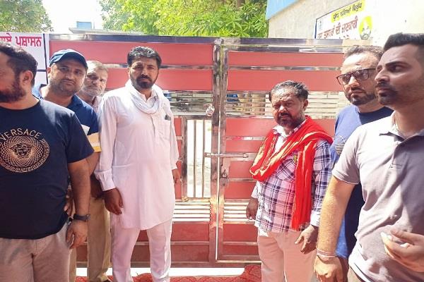 the general public locked the municipal council of guruharsahai