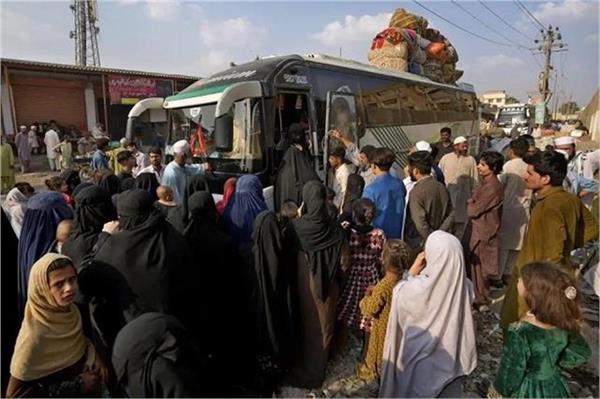 pakistan shuts afghan refugee camps established 40 years ago