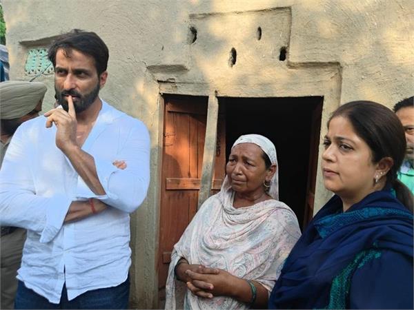 sonu sood  along with sister malvika sood  engaged in serving the needy