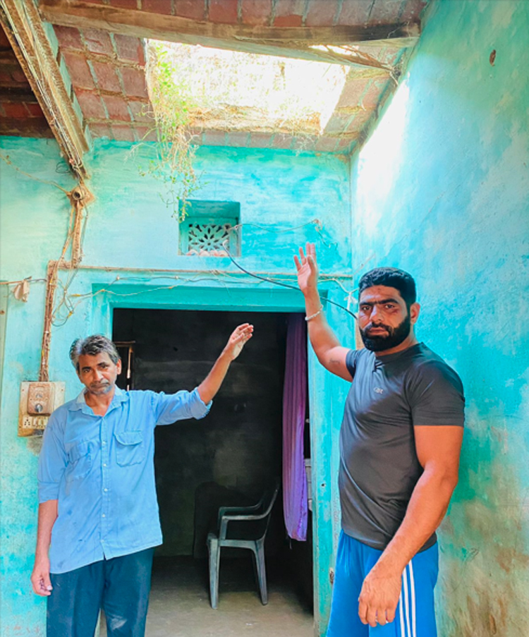 ਗਰੀਬ ਪਰਿਵਾਰ ਦੇ ਮਕਾਨ ਦੀ ਛੱਤ ਡਿੱਗੀ, ਜਾਨੀ ਨੁਕਸਾਨ ਤੋਂ ਬਚਾਅ