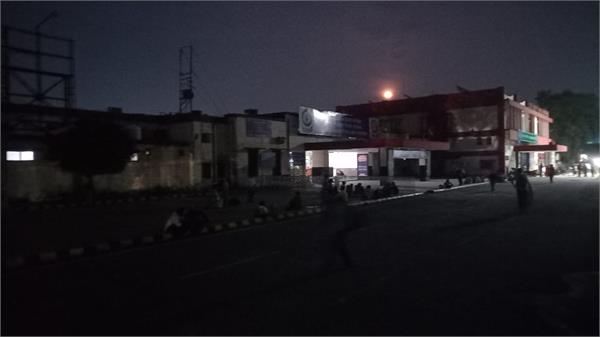 entry area of   the city railway station is plunged into darkness