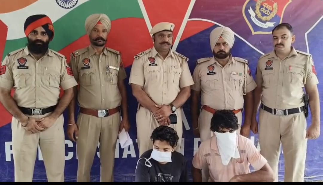 ਦੀਨਾਨਗਰ ਪੁਲਸ ਵੱਲੋਂ ਗੱਡੀ ''ਚ ਸਵਾਰ ਦੋ ਨੌਜਵਾਨਾਂ ਨੂੰ ਹੈਰੋਇਨ ਤੇ ਡਰੱਗ ਮਨੀ ਸਮੇਤ ਗ੍ਰਿਫ਼ਤਾਰ