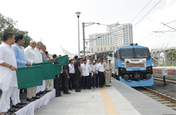 gujarat cm flags off flood relief train for punjab