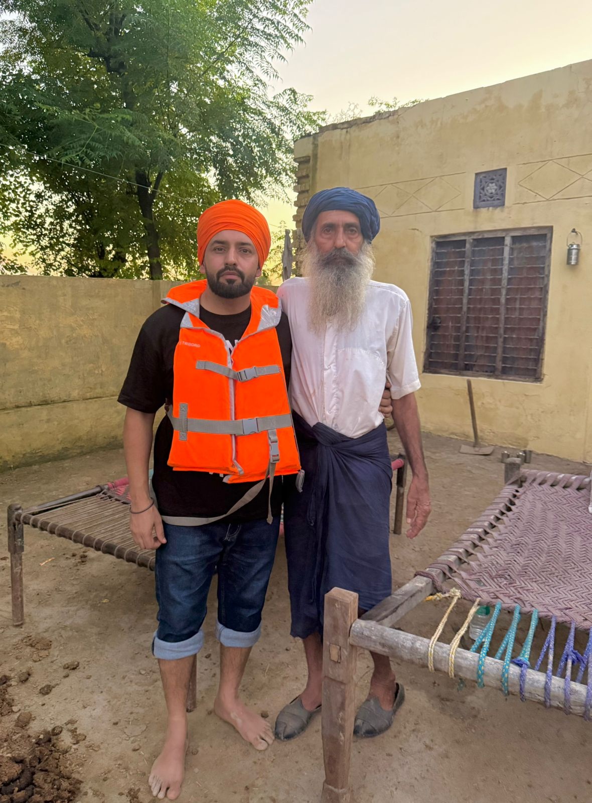 ਗਾਇਕ ਹਰਫ਼ ਚੀਮਾ ਨੇ ਹੜ੍ਹ ''ਚ ਸਭ ਕੁੱਝ ਗੁਆ ਚੁੱਕੇ ਫਿਰੋਜ਼ਪੁਰ ਦੇ ਬਜ਼ੁਰਗ ਦੀ ਫੜੀ ਬਾਂਹ, ਚੁੱਕੀ ਸਾਰੀ ਜ਼ਿੰਮੇਵਾਰੀ