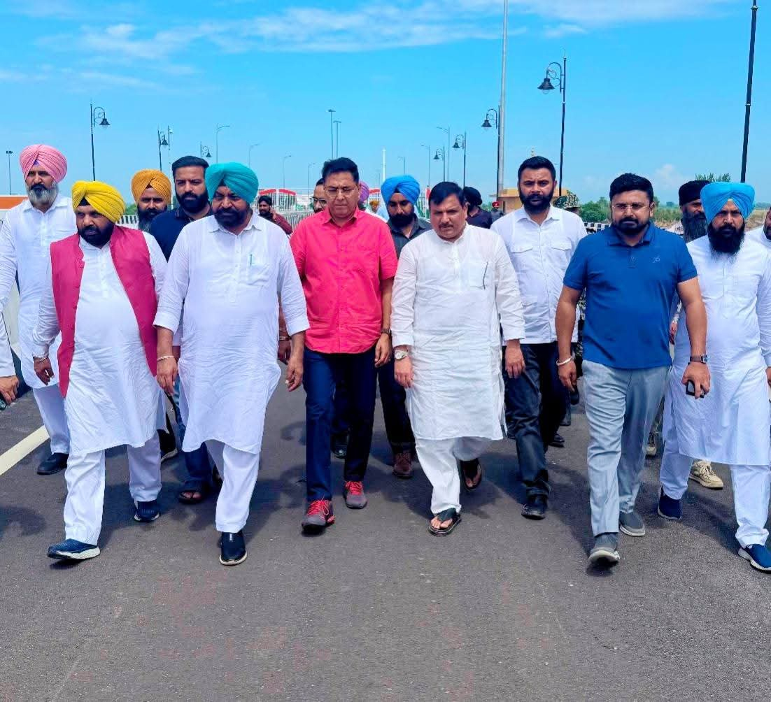 ਰਾਜ ਸਭਾ ਮੈਂਬਰ ਸੰਜੇ ਸਿੰਘ, ਮੰਤਰੀ ਅਮਨ ਅਰੋੜਾ ਤੇ ਹਰਭਜਨ ਸਿੰਘ ETO ਵੱਲੋਂ ਡੇਰਾ ਬਾਬਾ ਨਾਨਕ ਦੇ ਹੜ੍ਹ ਪ੍ਰਭਾਵਿਤ ਖੇਤਰਾਂ ਦਾ ਦੌਰਾ