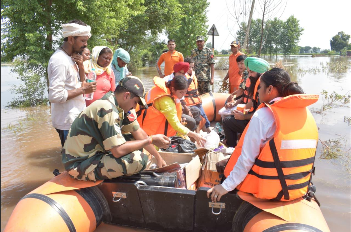 BSF ਵੱਲੋਂ ਜ਼ਿਲ੍ਹਾ ਪ੍ਰਸ਼ਾਸਨ ਦੇ ਸਹਿਯੋਗ ਨਾਲ ਹੜ੍ਹ ਪ੍ਰਭਾਵਿਤ ਖੇਤਰਾਂ ''ਚ ਮੁਫ਼ਤ ਮੈਡੀਕਲ ਕੈਂਪ ਜਾਰੀ
