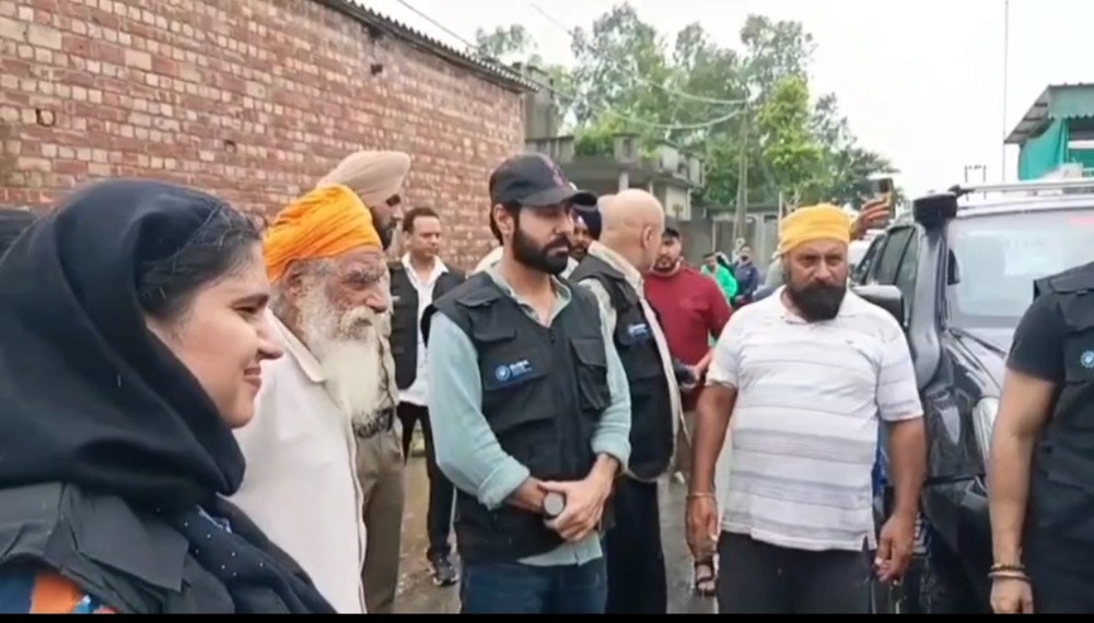ਵਰ੍ਹਦੇ ਮੀਂਹ ''ਚ ਦੀਨਾਨਗਰ ਪਹੁੰਚੇ ਬੀਨੂੰ ਢਿੱਲੋਂ, ਹੜ੍ਹ ਪੀੜਤਾਂ ਦੀ ਕੀਤੀ ਮਦਦ