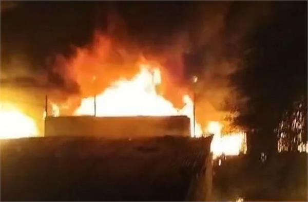 delhi  fire breaks out at scrap warehouse in kirti nagar