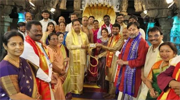a couple donated a   golden yagyopavittam  