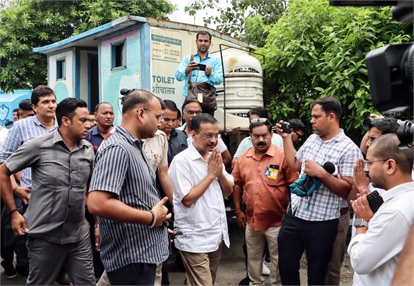 arvind kejriwal visits flood affected areas
