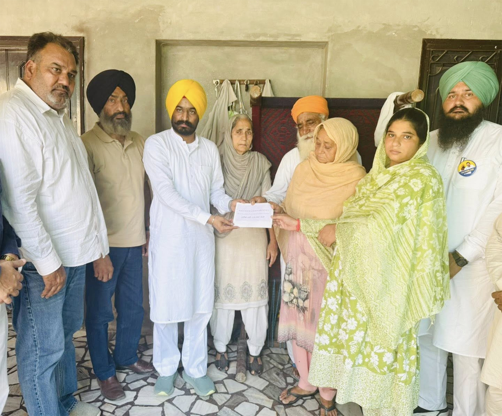 ਨੌਜਵਾਨ ਦੀ ਮੌਤ ਦੇ ਮਾਮਲੇ ''ਚ ਵਿਧਾਇਕ ਉੱਗੋਕੇ ਨੇ ਪਰਿਵਾਰ ਨੂੰ 4 ਲੱਖ ਦੀ ਮੁਆਵਜ਼ਾ ਰਾਸ਼ੀ ਦਾ ਚੈੱਕ ਸੌਂਪਿਆ