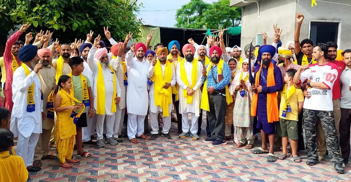 ਕਾਂਗਰਸ ਦੇ ਐੱਸ.ਸੀ. ਵਿੰਗ ਬਲਾਕ ਪ੍ਰਧਾਨ ਵੱਡੇ ਕਾਫ਼ਲੇ ਸਣੇ ''ਆਪ'' ਵਿਚ ਸ਼ਾਮਲ