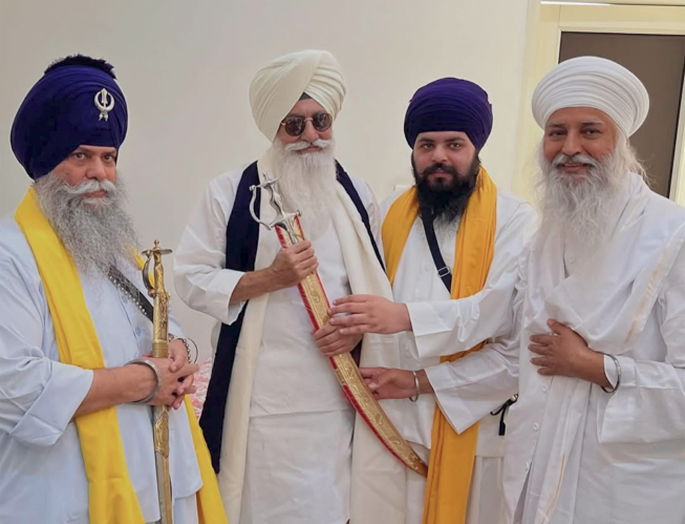 ਡੇਰਾ ਬਿਆਸ ਮੁਖੀ ਨੇ ਜਥੇਦਾਰ ਬਲਬੀਰ ਸਿੰਘ ਅਕਾਲੀ 96 ਕਰੋੜੀ ਨਾਲ ਕੀਤੀ ਮੁਲਾਕਾਤ (ਦੇਖੋ ਤਸਵੀਰਾਂ)