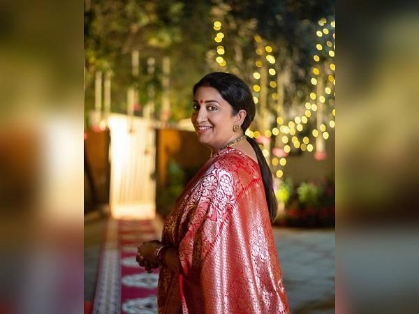 smriti irani seeks blessings of ahorova bhavani welfare country