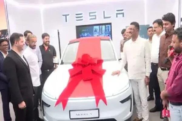 first car delivered from tesla showroom buyer tells why he bought it