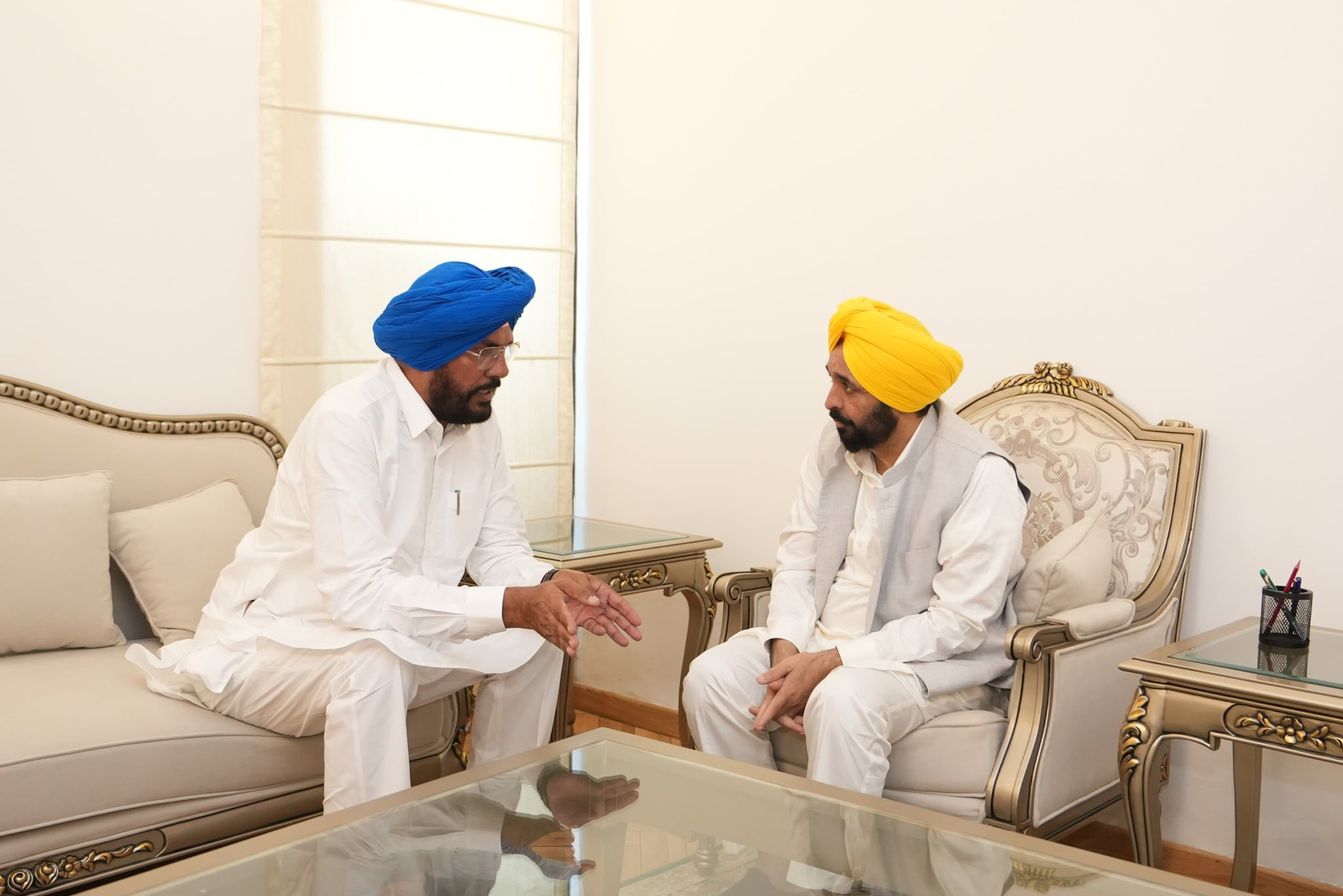MLA ਕੁਲਦੀਪ ਸਿੰਘ ਧਾਲੀਵਾਲ ਨੇ CM ਮਾਨ ਨਾਲ ਕੀਤੀ ਮੁਲਾਕਾਤ